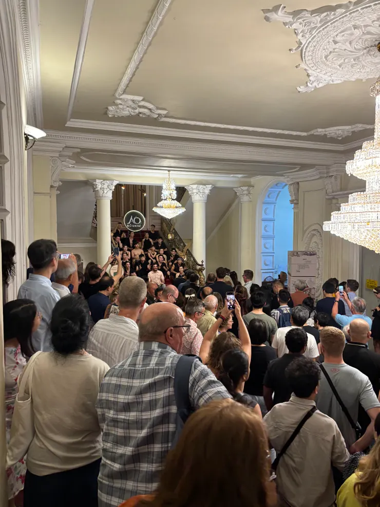 AO show 結束後團員會在門口表演樂器歡送