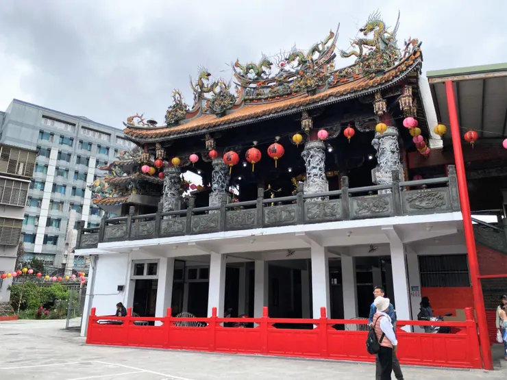 福壽宮以架高方式設計,一樓安奉第三代土地宮,二樓才是新的祭祀空間