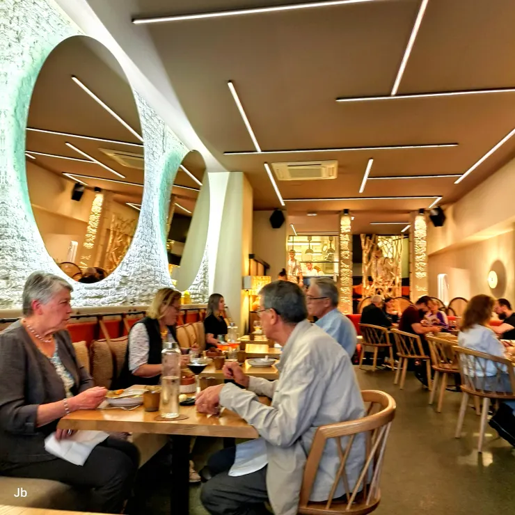 【米其林一星只因快意行旅才嚐鮮！米其林一星餐廳PURETÉ，早在出國前就請怡青訂位了，難得遠遊，不妨奢侈一下。我們訂的時間為13：00，抵達時滿座。】