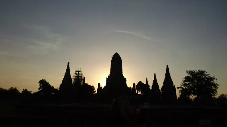 黃昏時刻的佛寺