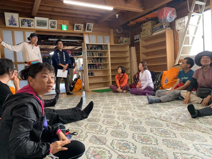 山屋一如傳說中的潔淨、有秩序；山屋主人一臉肅穆說明住宿山屋規矩