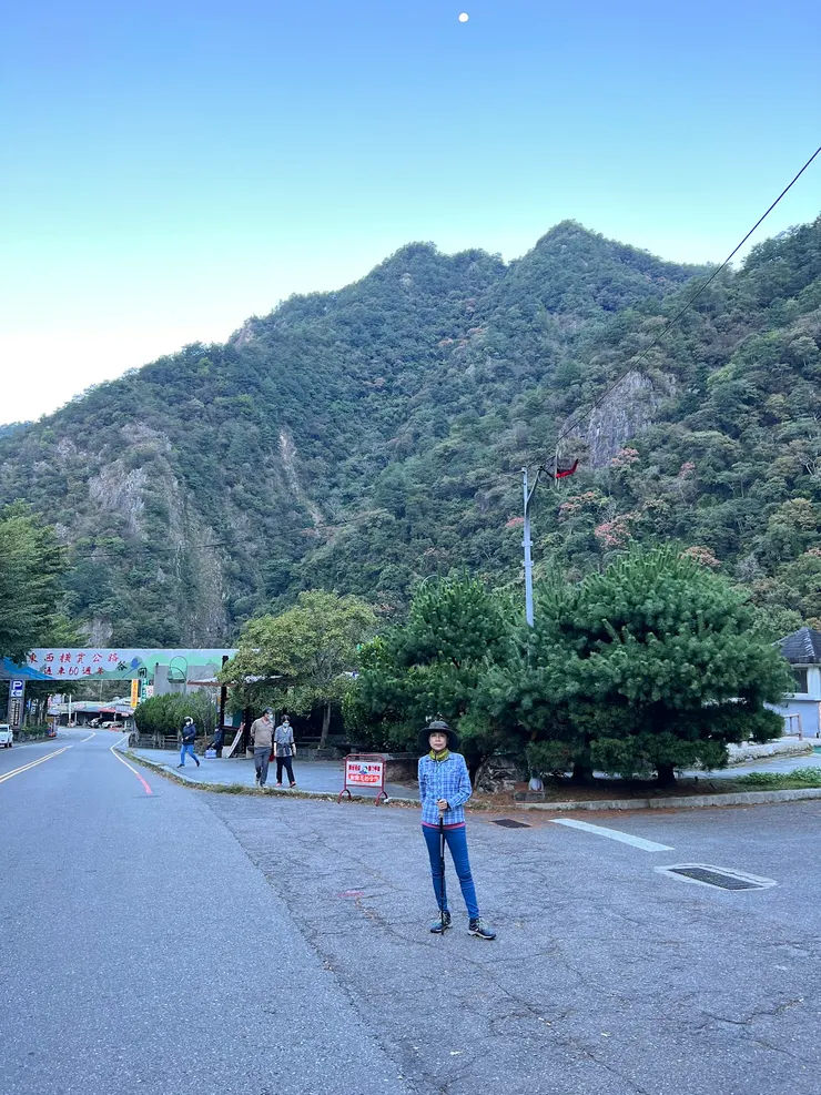 10/14月兒高掛時再登一次捎來步道這次東上西下