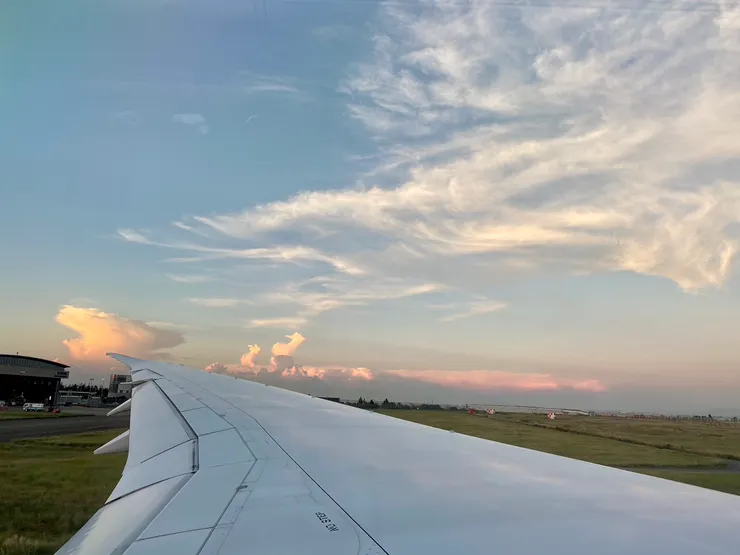 回程起飛前的雲朵，是不是很像兩隻鹿還是什麼的動物～難道是象徵此次友情之旅嗎 (⁎⁍̴̛ᴗ⁍̴̛⁎)