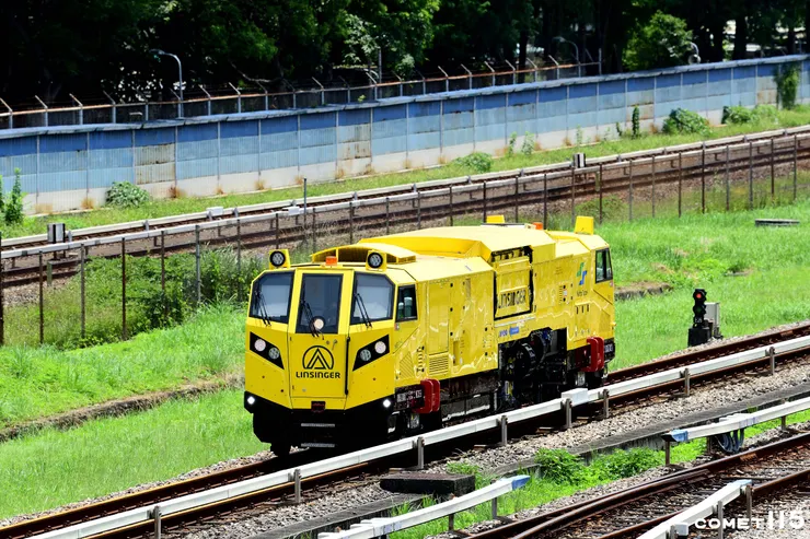 新型的鋼軌整修車在廠內試運轉