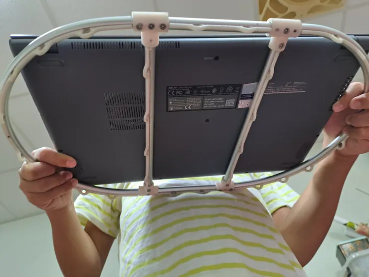 筆電放在自製散熱架上，挺剛好的