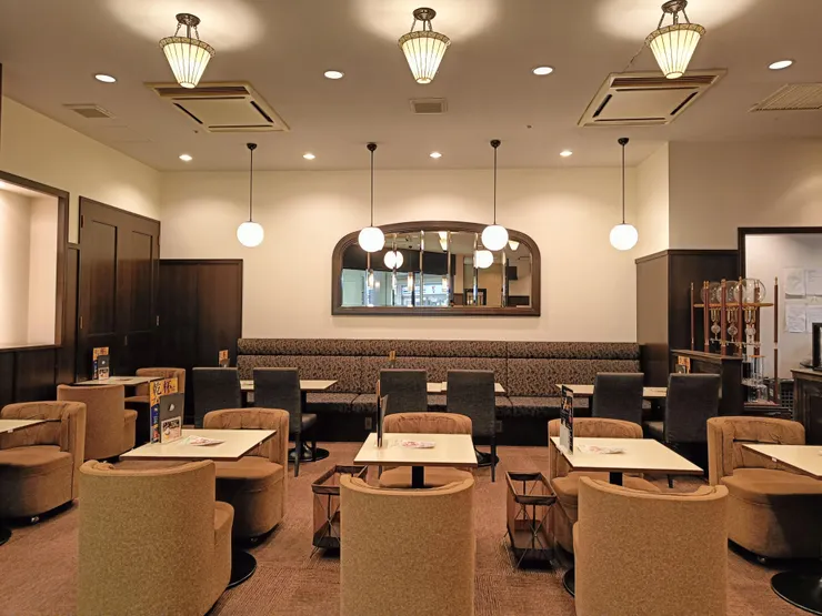 Ginza Renoir復古味十足的環境,來這裡聽古典音樂吃早餐