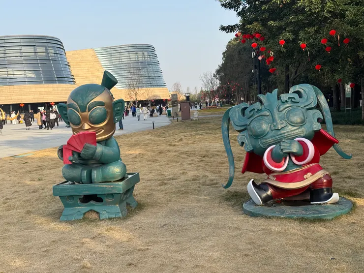 館外的卡通偶供人打卡