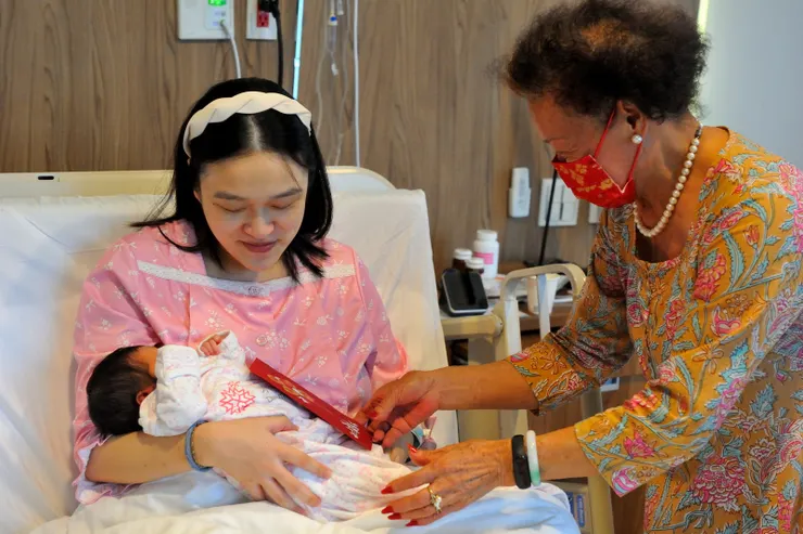 【阿祖見到小曾孫女，第一個動作是送上一個大紅包。】