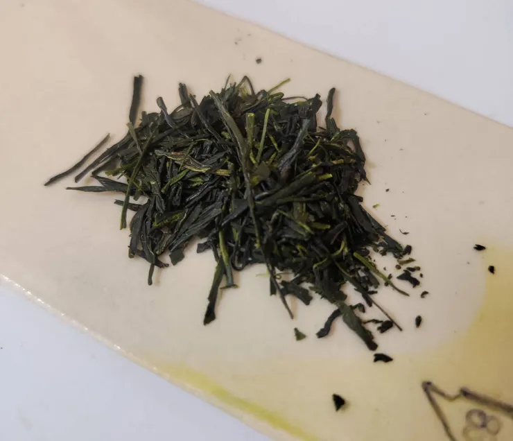 完成加工的日本茶葉，多呈細長形