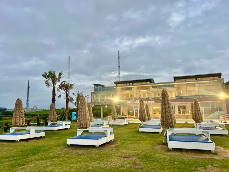 步道盡頭的飯店