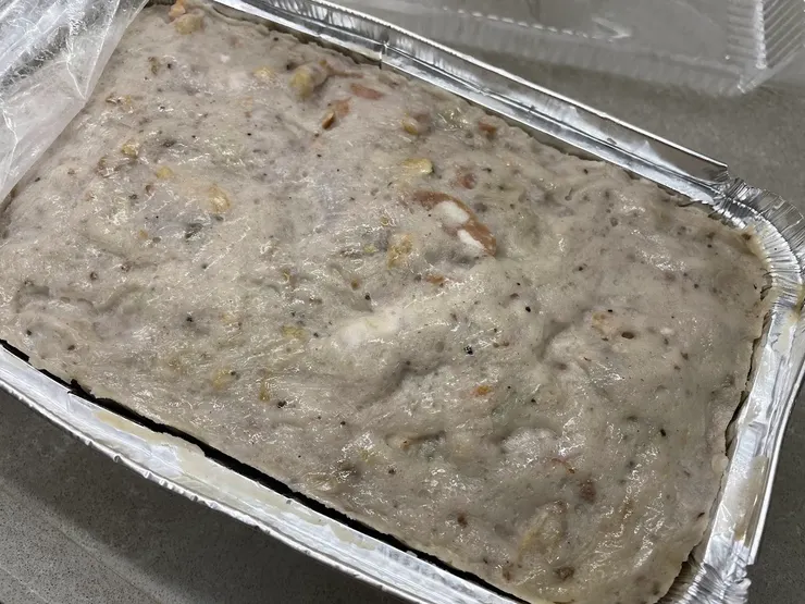 這底芋頭糕約重1公斤，主要材料包括芋頭、乾蔥、臘腸、鵝膶腸和蝦米。（作者拍攝）