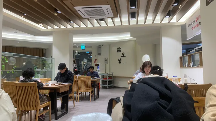 座位與座位間的空間寬敞。