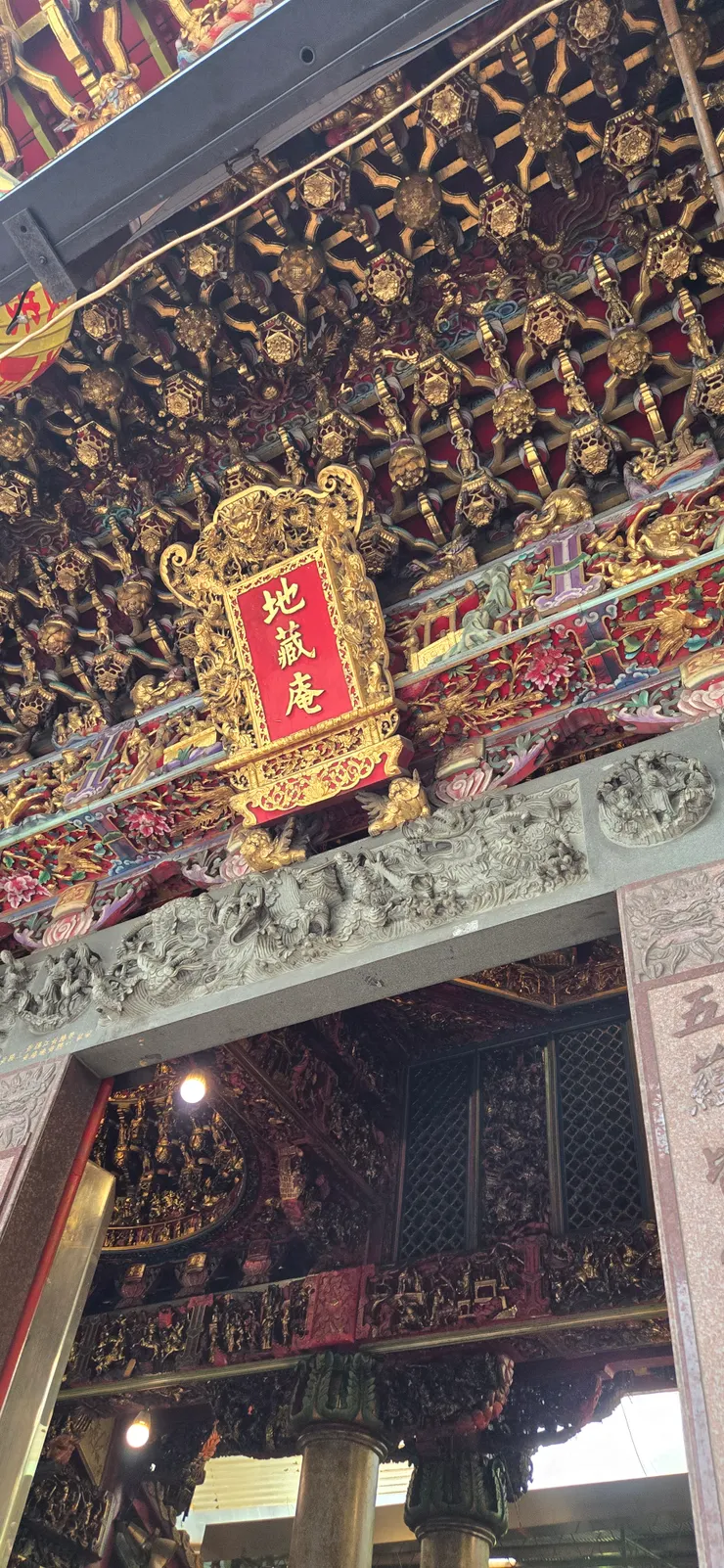 新莊地藏庵（大眾廟）裡的「文武大眾爺」，在早期的台灣社會，甚至直到今日，都被許多人（包含警界人士）敬畏地視為「陰間的司法警察」或「地下分局長」。