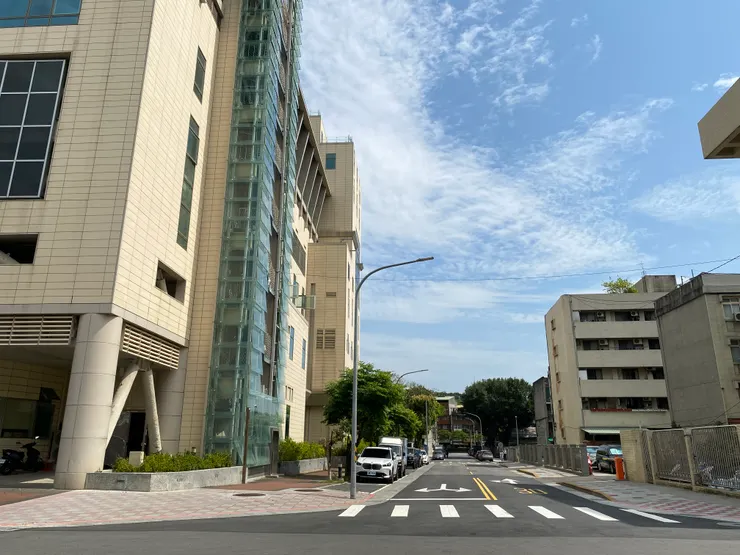 台電新大樓旁新闢的寬敞巷道