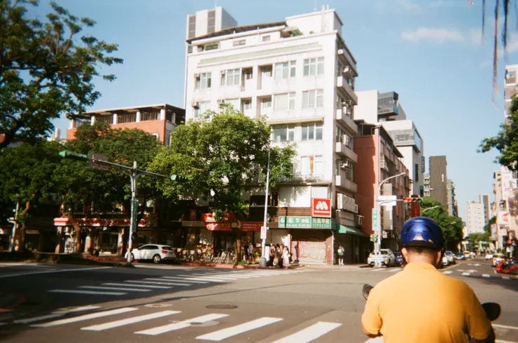 西瓜皮+被塗鴉的鐵捲門 @金山南路二段x金華街路口