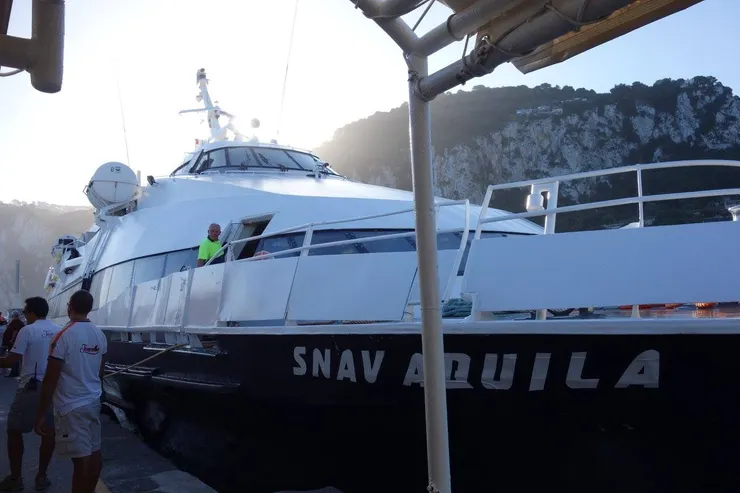 先坐大船，由蘇連多到卡布里島