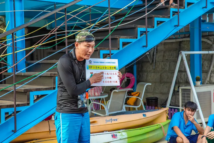 活動中向學生們宣導水域安全知識