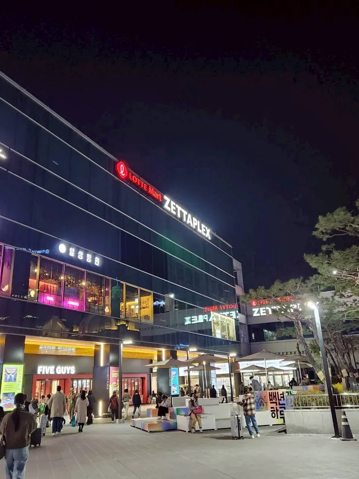 首爾站1號出口的樂天超市門口