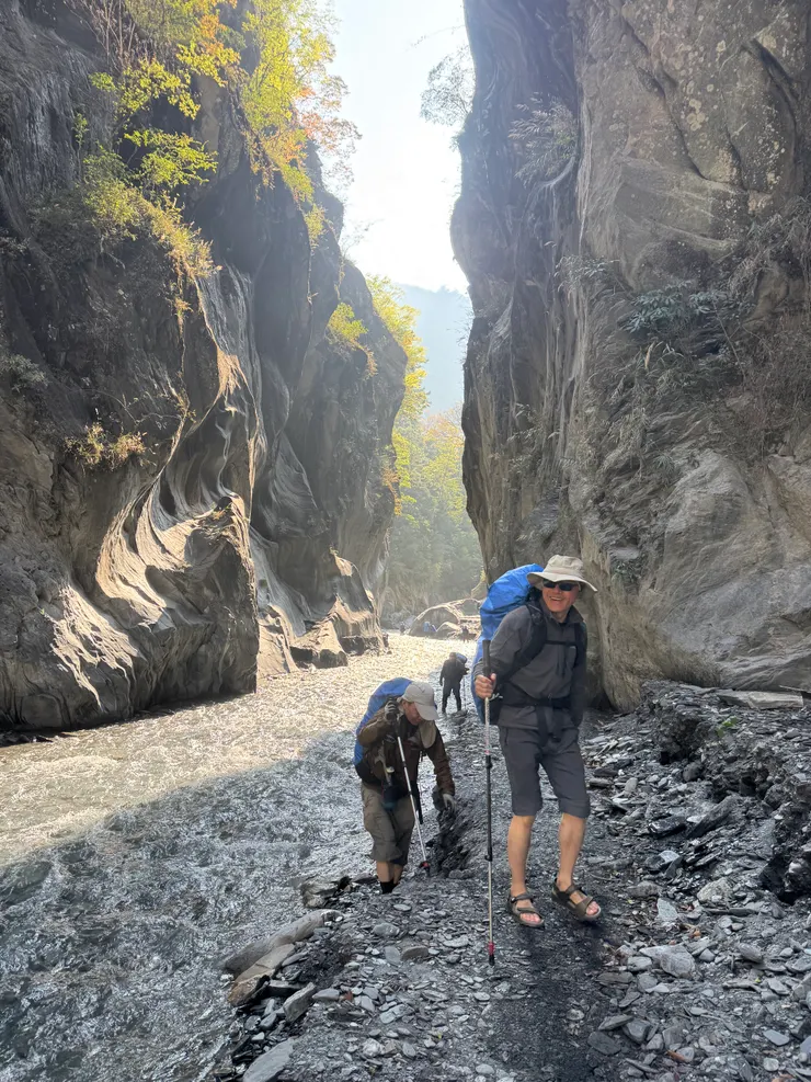 享受溯溪的隊友。