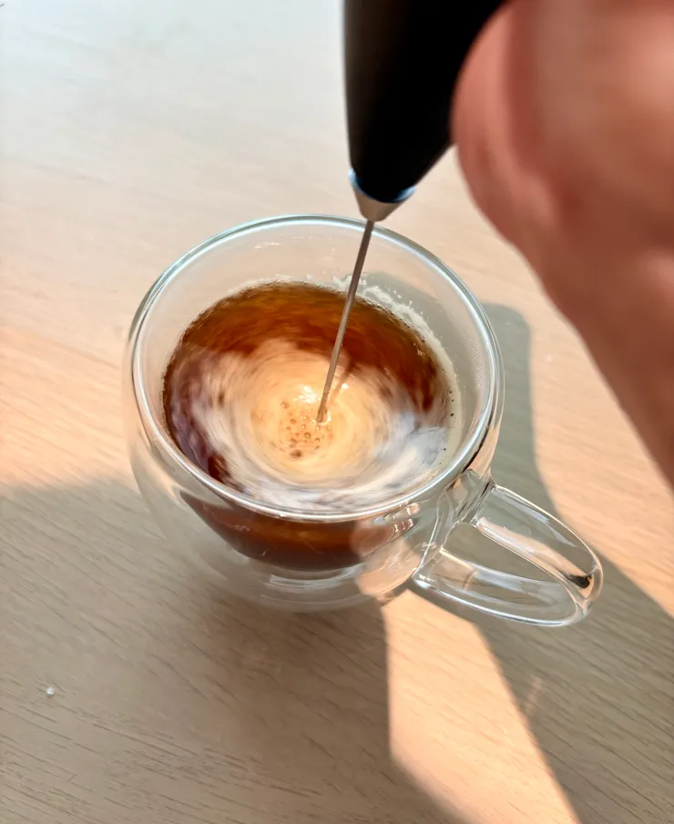 開始攪拌使油脂乳化