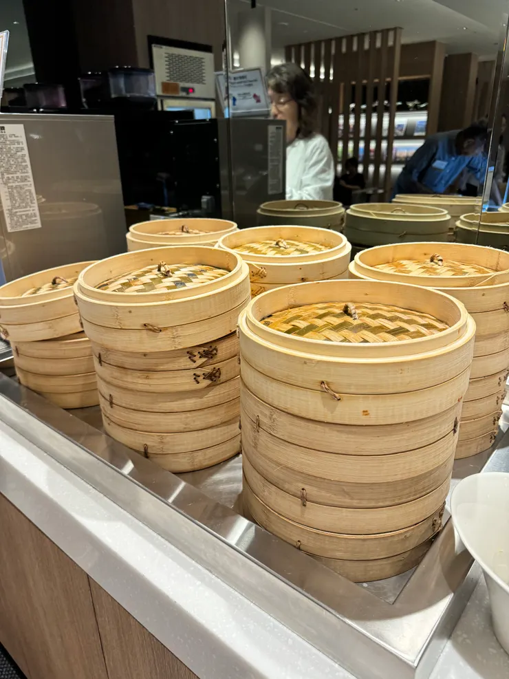 蒸籠裡面有各種包子饅頭小籠包