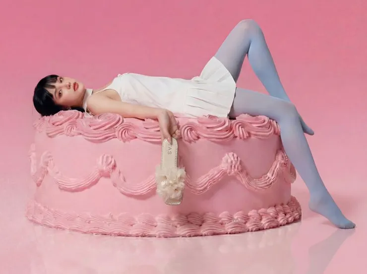 ▲臺灣百貨女鞋第一品牌東笙集團瞄準多元風格需求，針對即將來臨的母親節推出主題企劃。圖為TAS立體雪紡花瓣水鑽點綴涼拖鞋，售價3,280元。