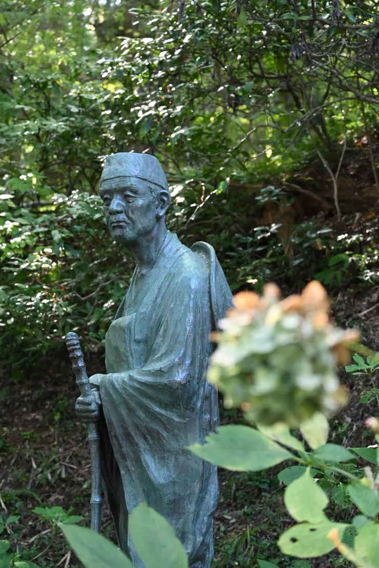 舊覆堂旁的松尾芭蕉銅像/攝影:NANA濕婦