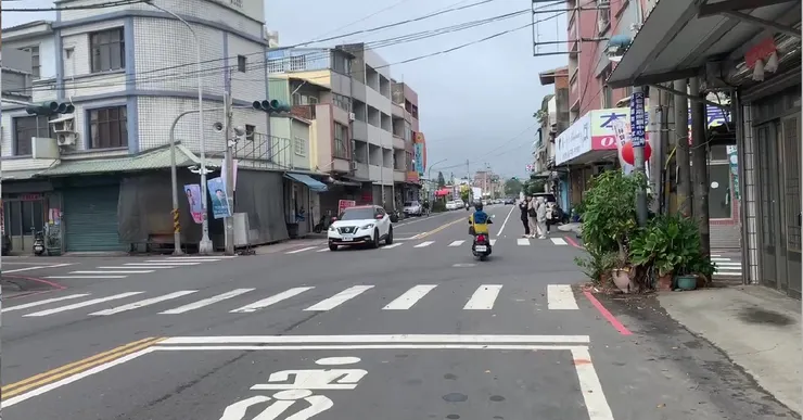 意外亂入後龍街頭。