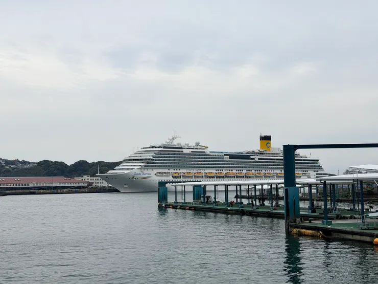 歌詩達莎倫娜號安靜的停泊在佐世保港口