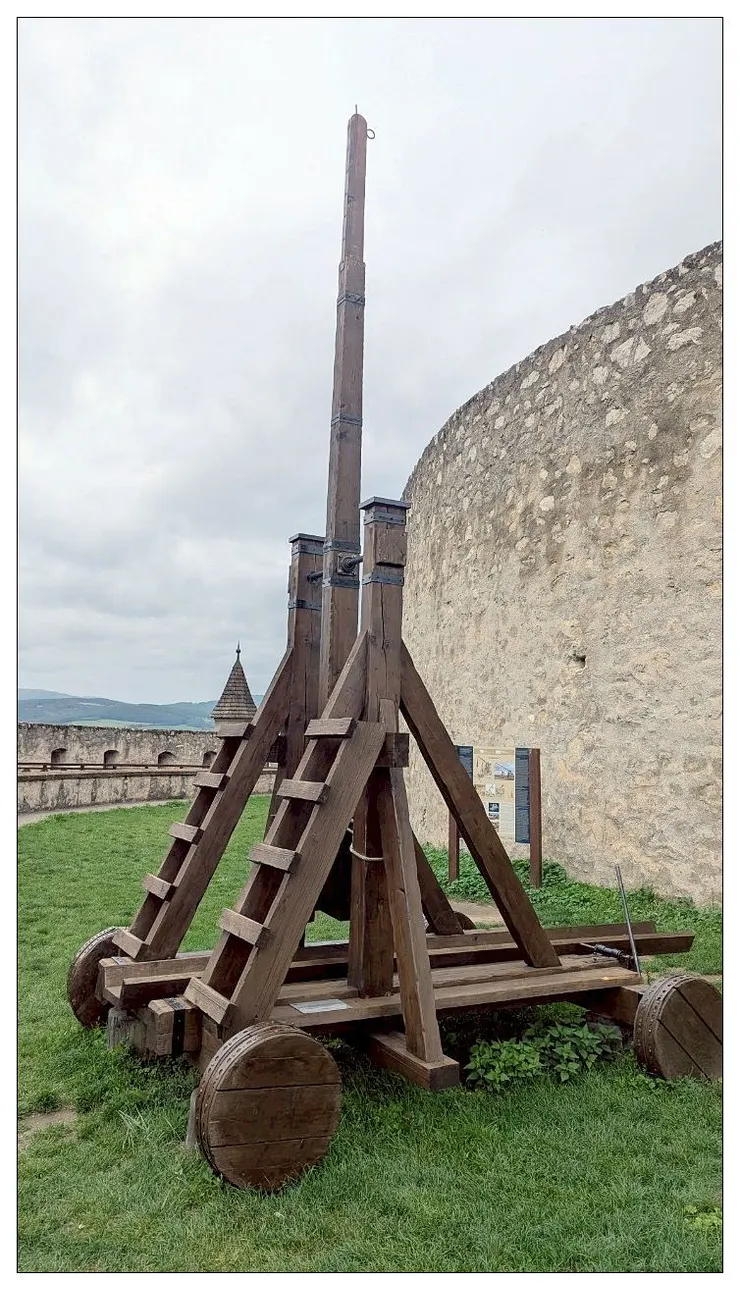 投石車嗎? 還是類似的攻城器?