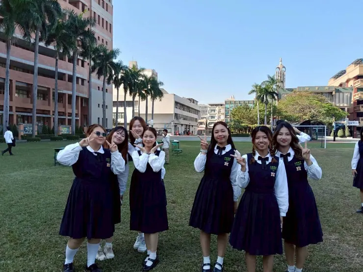 三信家商女學生制服未大幅改版，維持著創校時的樣式。圖片取自三信家商臉書