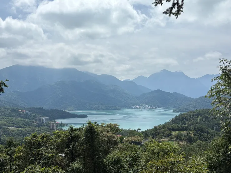 遠眺日月潭的溫柔婉約