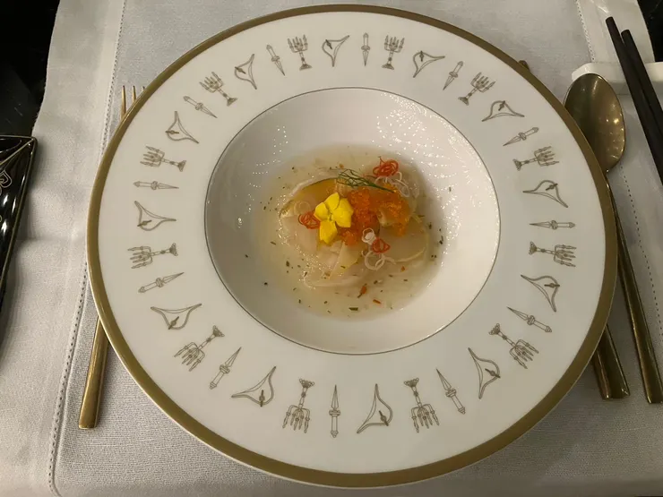 菜單寫的內容物：Snail dumpling, pickled green mango, local herb fish sauce, lime leaf