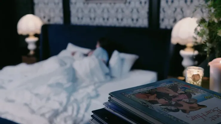 房內櫃子上放置的故事書