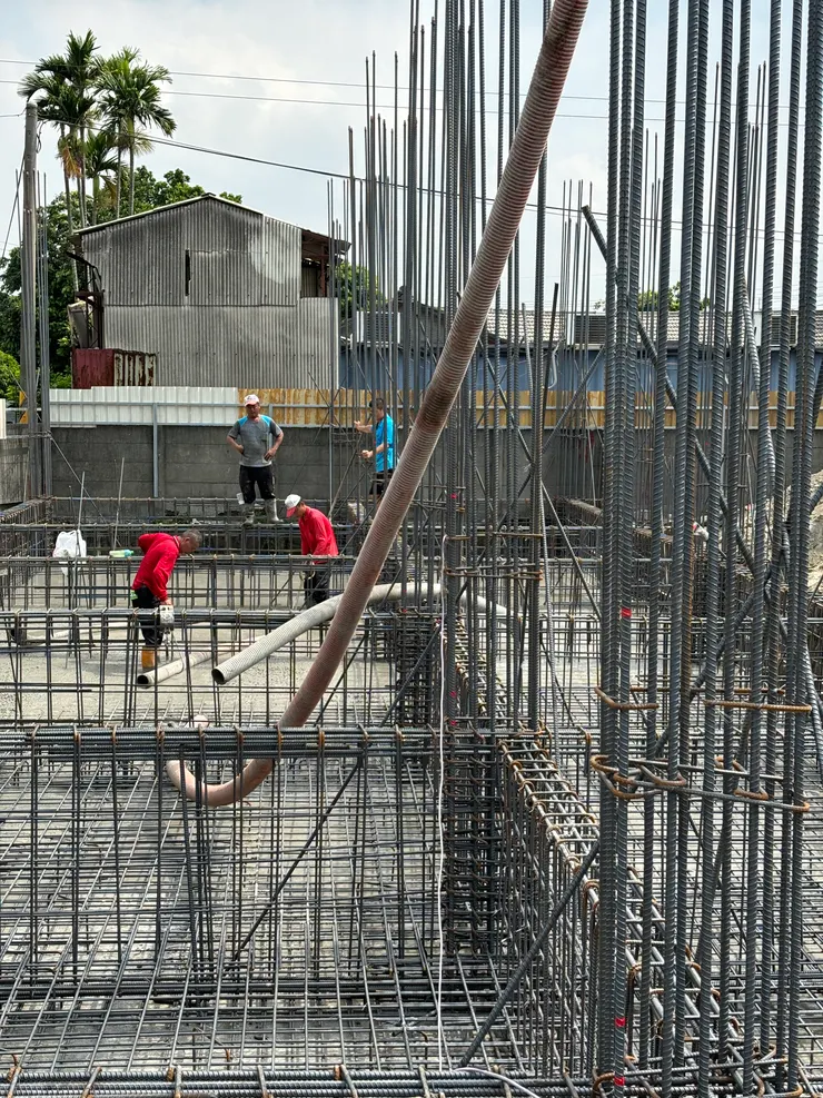 這邊可以看到的鋼筋就是建築物的基礎，灌漿大底的目的就是把混凝土和鋼筋綁在一起