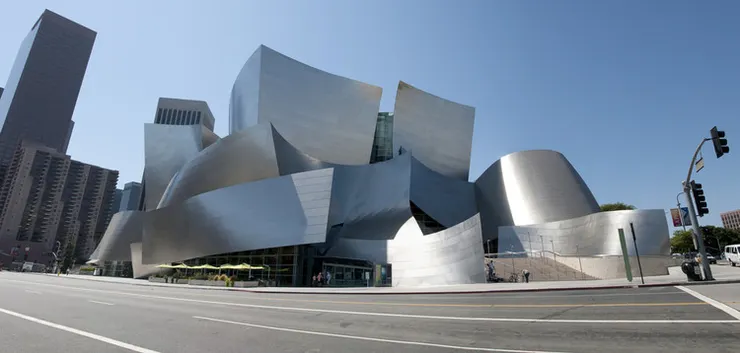 迪士尼音樂廳(Walt Disney Concert Hall)外觀造型前衛,是洛杉磯市中心南方大道上的重要地標。