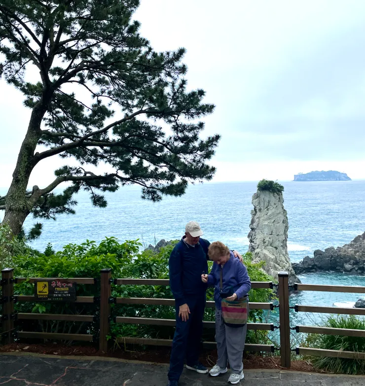 在步道上遇見彼此扶持貼心的伴侶