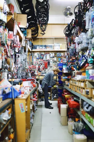 ▲台輪店內工具種類眾多且繁雜。攝影:Dustin