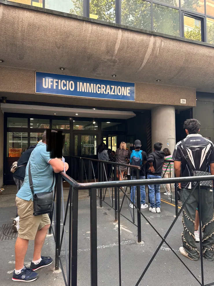 米蘭：州警。我出來後已經沒有那麼多人排隊了。