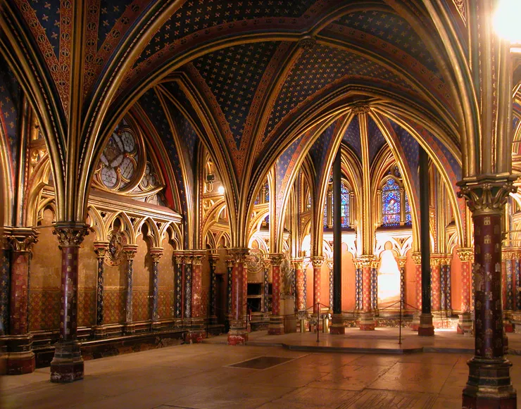聖禮拜堂的樓下：https://richardnilsen.com/2017/06/02/the-cathedrals-of-northern-france-part-11-sainte-chapelle/