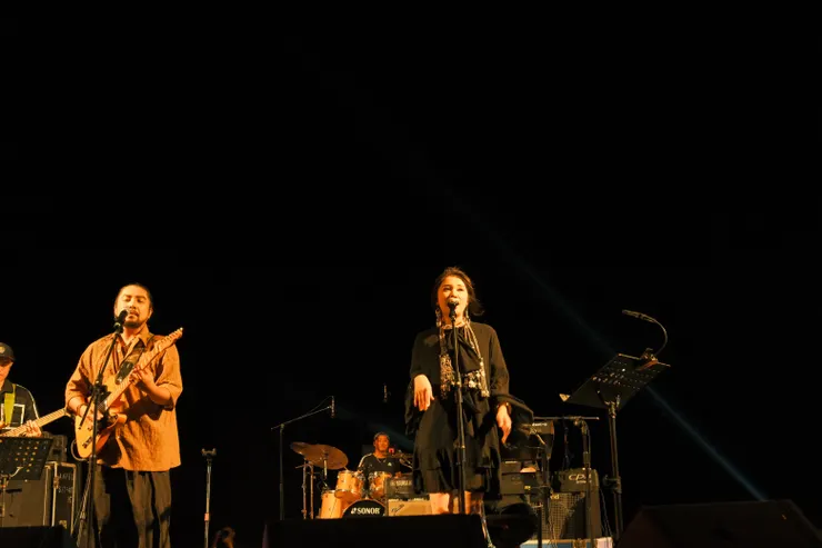 《Love’s in the Air愛瀰漫》錄音時Savi常累到直接睡在沙發上，那些過程雖然混亂，卻充滿愛與默契——讓這張專輯有了真正屬於「夫妻專輯」的氣質與平衡。 （圖／風潮音樂　提供）