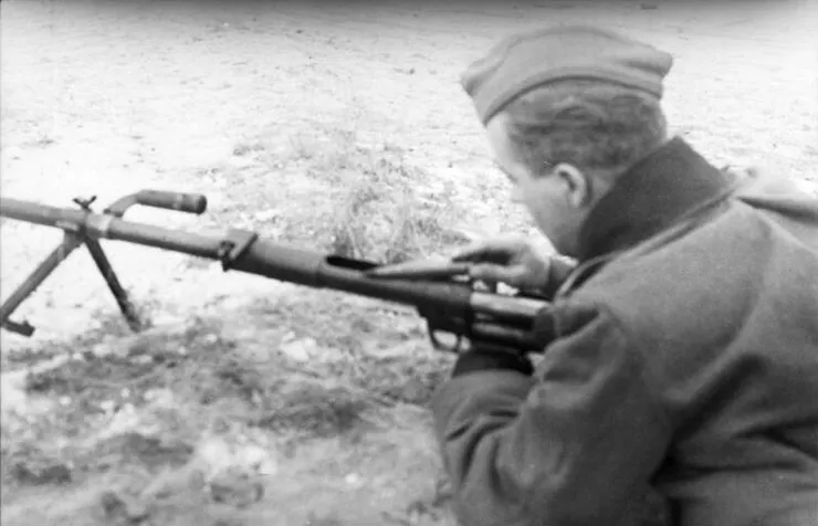 德意志國防軍士兵使用繳獲的PTRD-41