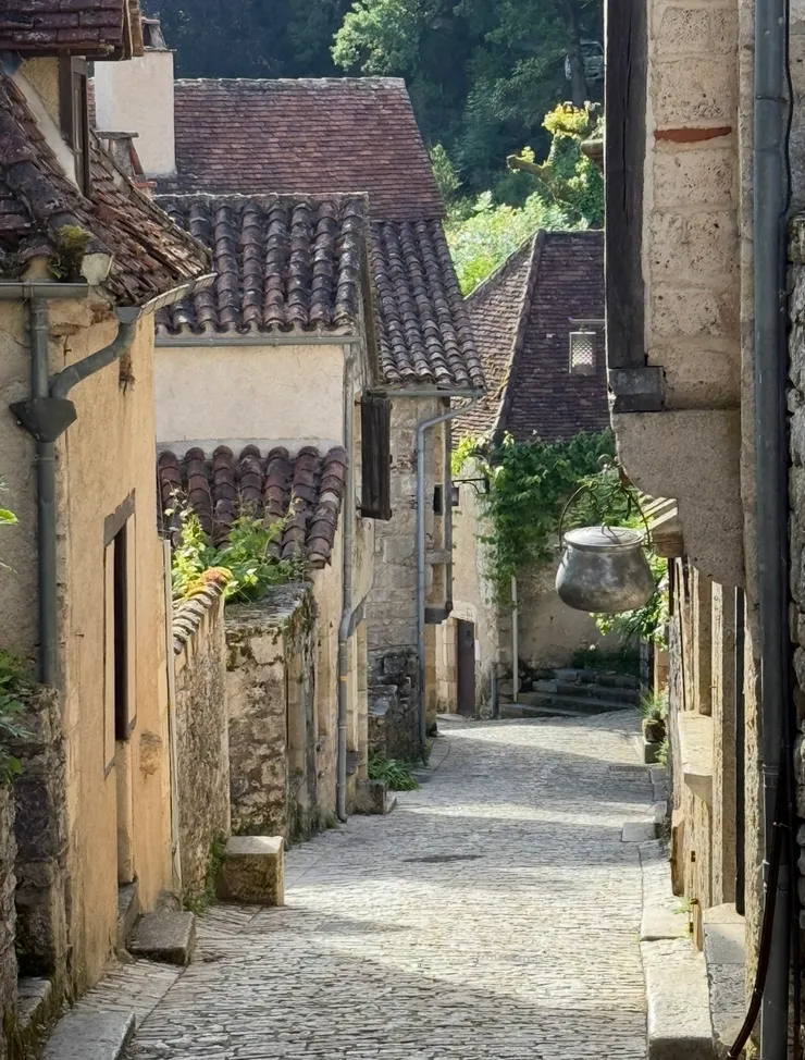 誰會把鍋子掛在在門口呢！真有創意啊