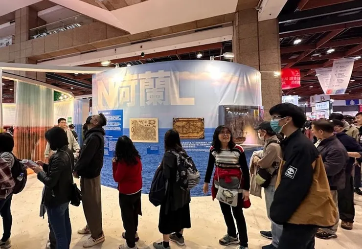 荷蘭區，這一串直到右邊往後都是在排隊要吃小鬆餅的……