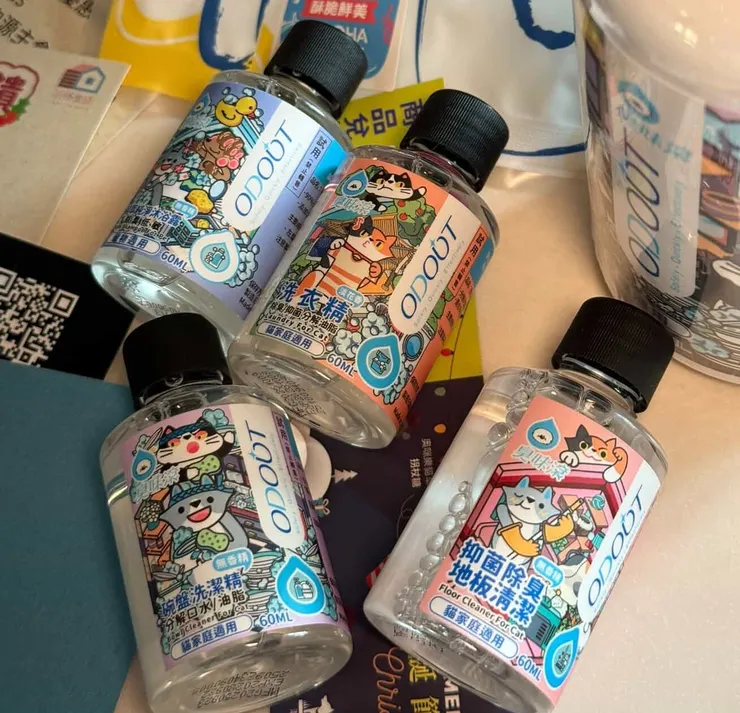 圖說:臭味滾聖誕禮盒內附贈美味凍乾與多家知名寵物品牌驚喜券,加上方便攜帶的迷你體驗瓶,集結「沐浴、洗衣、洗碗、地板」四大功能,CP值極高。(資料來源:臭味滾)