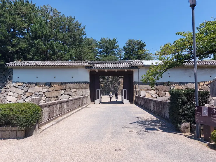 進入本丸主城區前的大門，是使用粗厚的鋼筋及木材加工而成，非常堅固～