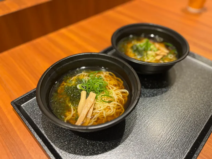 每日晚上9:30到11:00供應的免費現煮「夜鳴拉麵」