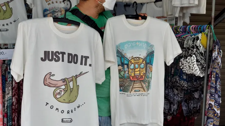 有的攤販在賣印有火車的紀念T恤