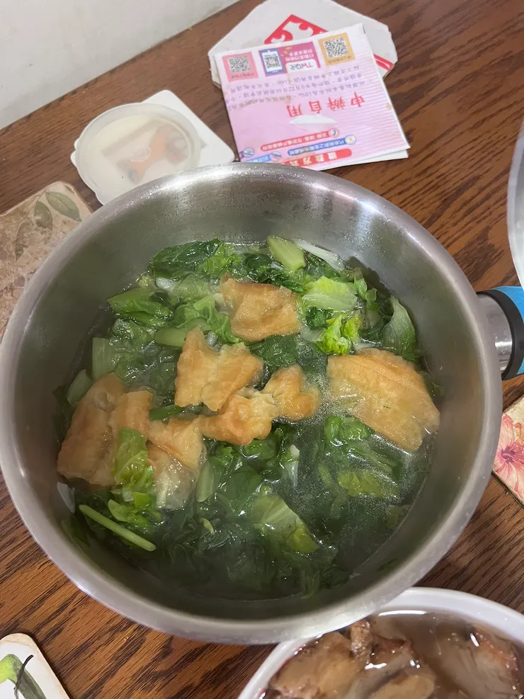 半根油條放到青菜湯裡剛剛好