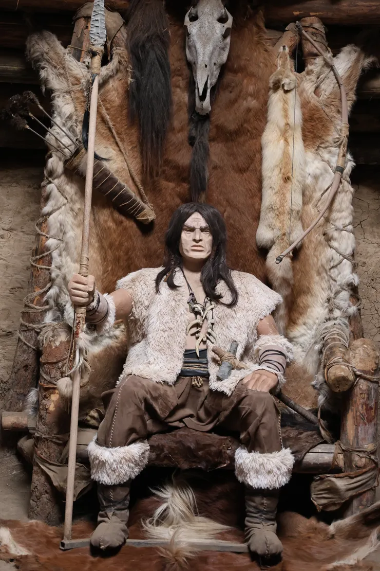 聚落的首領和王座。